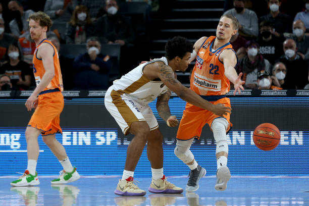 以避免与球 以避免与球